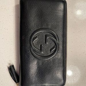 Gucci zippered wallet